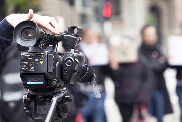 Розбите обличчя і камера: в РФ журналісти побилися за зручне місце для зйомки