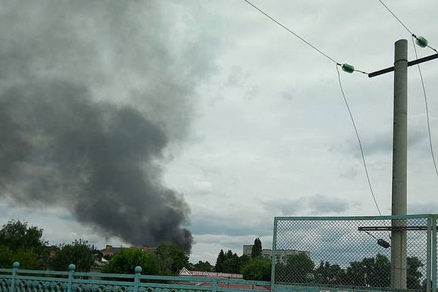 На территории военной части в Ровно что-то горит и взрывается 