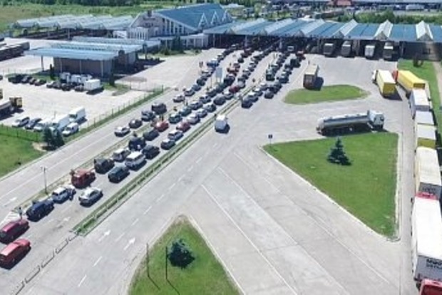 На границе с Польшей в очередях стоит около тысячи машин