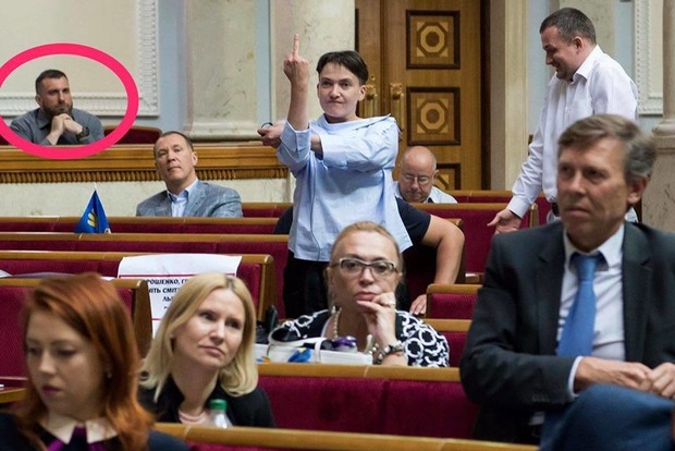 Савченко заявила, що показувала середній палець Гройсману і вважає це нормальним