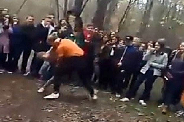 Школьница жестоко избила сверстницу перед толпой подростков на Херсонщине