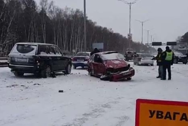 На Бориспольской трассе под Киевом разбились пять авто