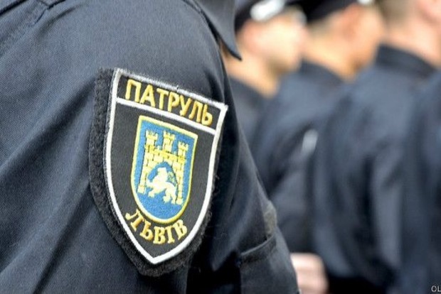 Двом поліцейським зі Львова загрожує до 8 років в'язниці за перевищення повноважень