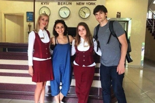 Голливудская актриса Мила Кунис привезла звезного супруга Катчера на родину в Черновцы