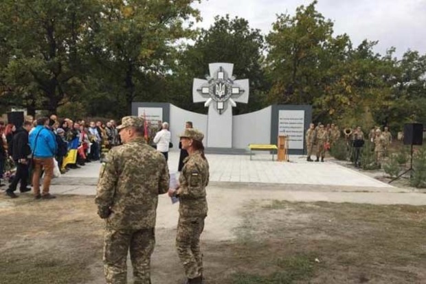 В Днепропетровской области облили краской памятник бойцам АТО