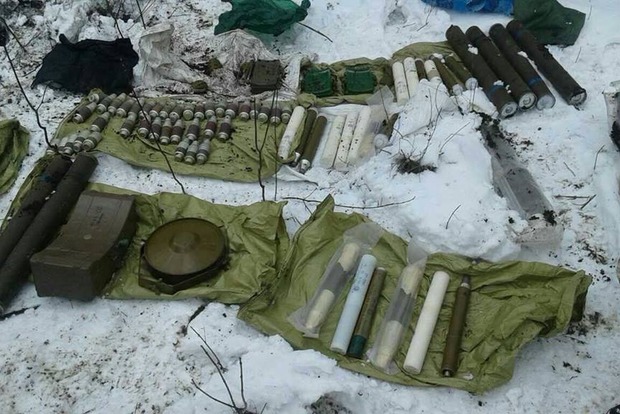 На Донбасі виявили три великі схованки з боєприпасами