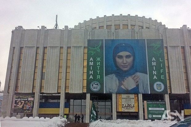 Величезний портрет Окуєвої з'явився в центрі Києва