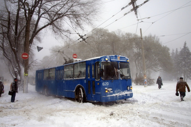 Одессу завалило снегом, в город не пускают фуры