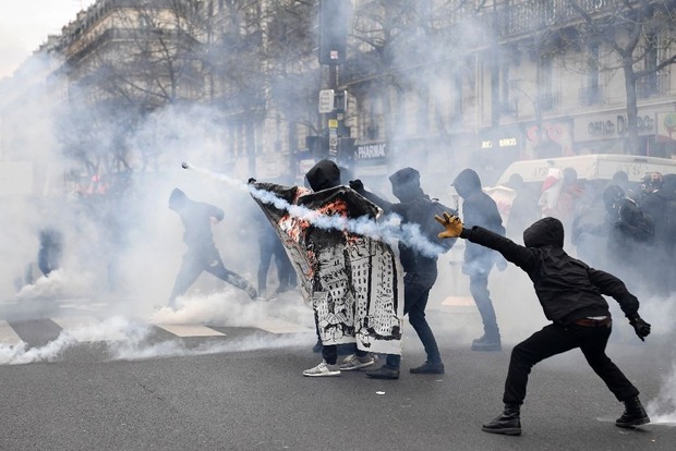 Полицейские в Париже жестко разогнали митинг против насилия правоохранителей