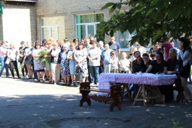 Во дворе школы: На Донбассе попрощались с убитой боевиками 15-летней девочкой