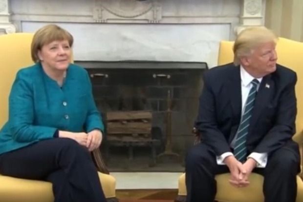 Белый дом объяснил, почему Трамп не пожал руку Меркель