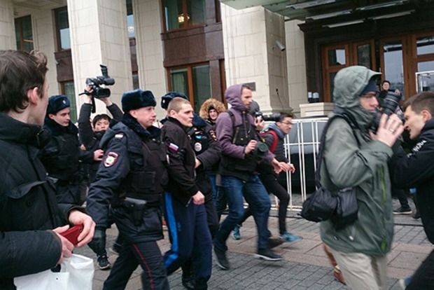 У Москві силовики перекрили Манежну площу і затримали школяра