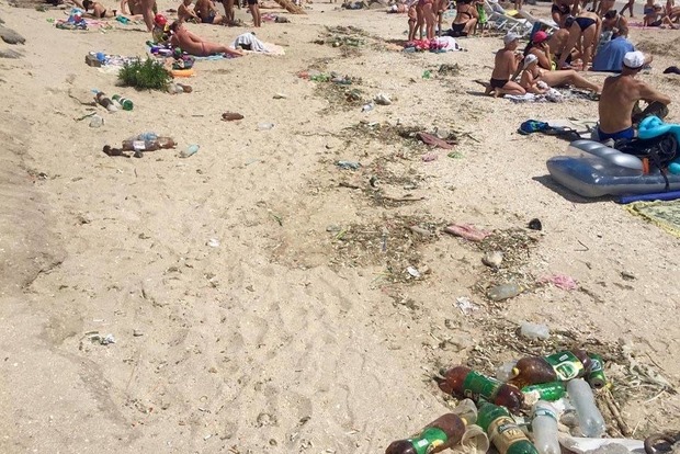 Відпочивальники перетворили узбережжя Азовського моря на смітник