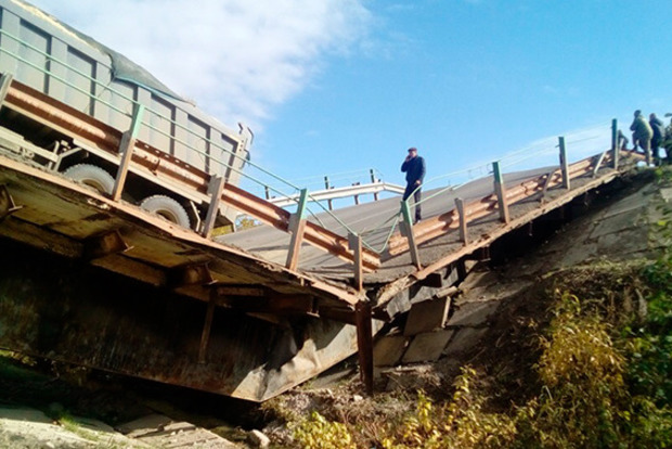 В России рухнул второй мост за сутки