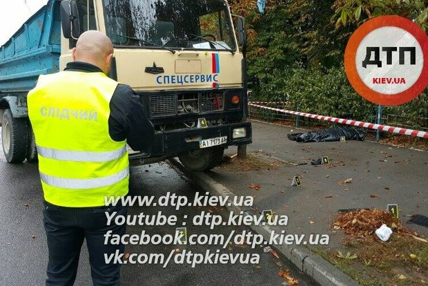 В Киеве грузовик насмерть сбил работника НБУ