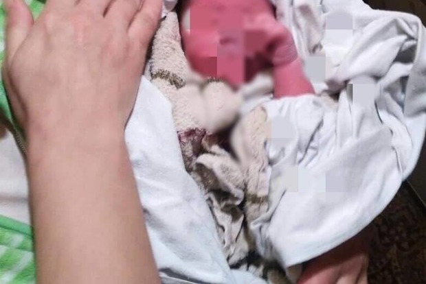 На Закарпатье в дорожной сумке нашли брошенного малыша