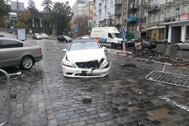 В Киеве Mercedes протаранил памятник Герою Небесной Сотни
