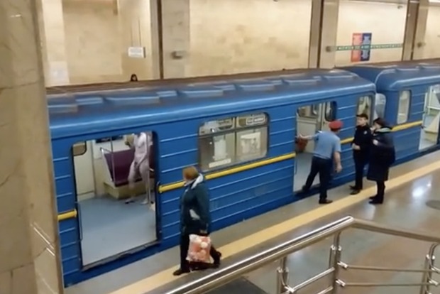 Голый мужчина в Киеве пытался угнать поезд