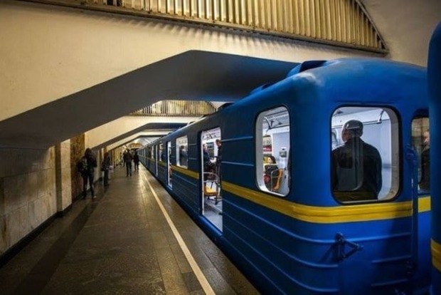 У Києві поліцейські врятували пасажира метро, який впав на рейки 