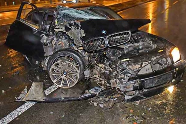 В Киеве водитель на BMW врезался в столб и сбежал с места ДТП