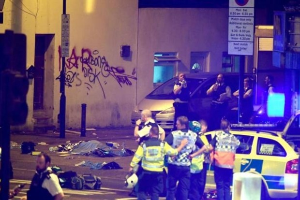 В Сети появились первые фото с места теракта у лондонской мечети