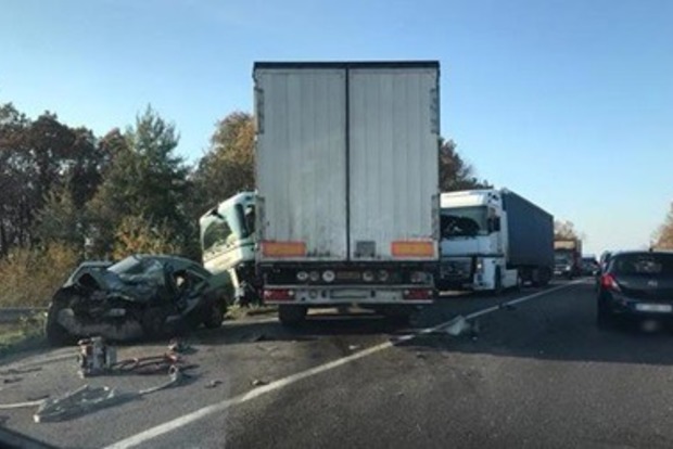 Во Львовской области грузовик врезался в ВАЗ, водитель погиб