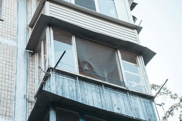 В Киеве голый мужчина выпал с балкона