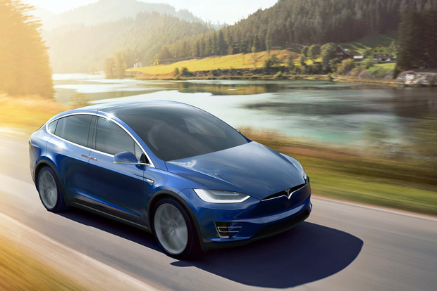 Черная пятница со скидкой в ​​100%: В Киеве Tesla угнали прямо из автосалона