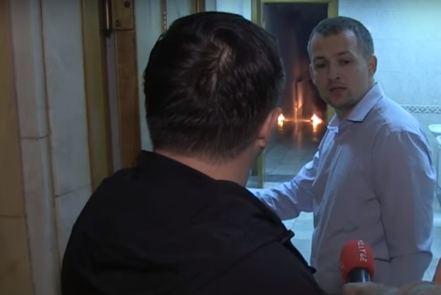 Зачем Семенченко и Левченко жгли шашки еще и в туалете парламента 