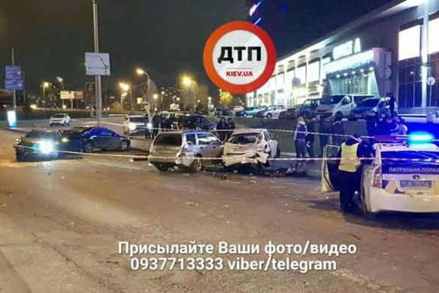 Mercedes уходил от погони полиции и разбил шесть припаркованных авто
