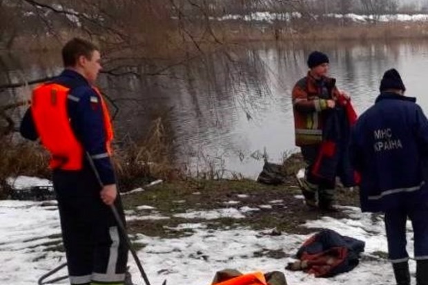 Тело женщины спасатели достали из озера Алмазное в Киеве