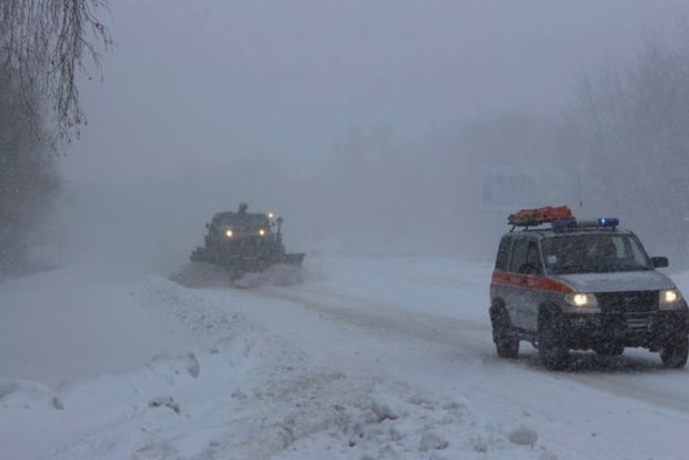 На Хмельниччині сотні автомобілів потрапили в снігову пастку