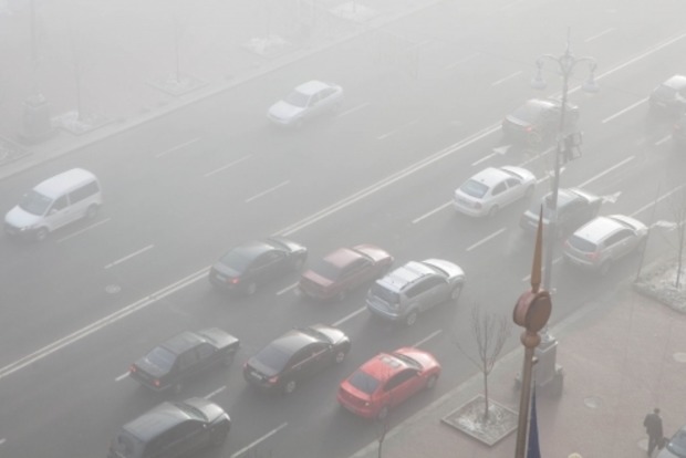 В КГГА объяснили, чем вызван туман и запах гари в столице 