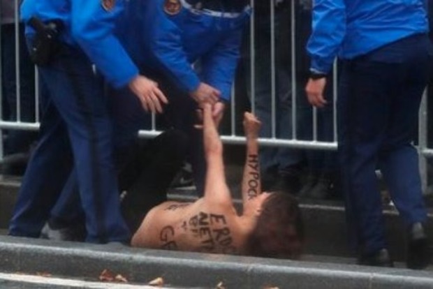 Femen в Париже смущали Трампа голыми грудями