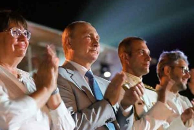 В сети бурно обсуждают внешность Путина, прибывшего в Крым