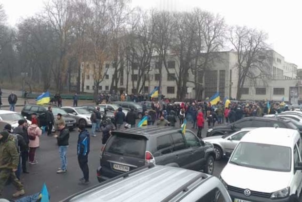 Около 200 автомобилей «Автомайдана» едут домой к Луценко