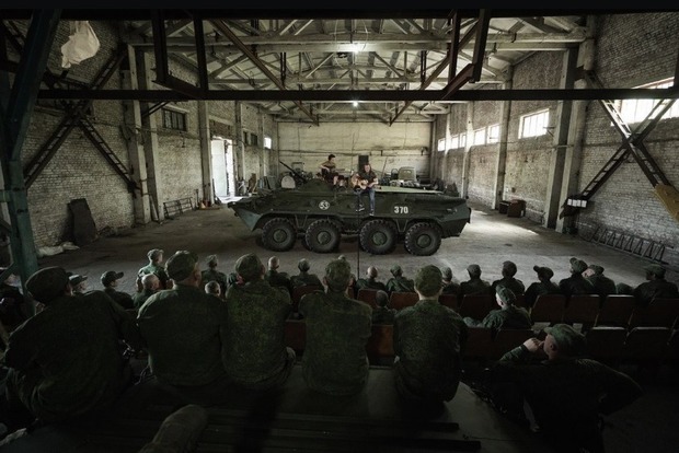 Чичерина влезла на танк и спела для боевиков ДНР