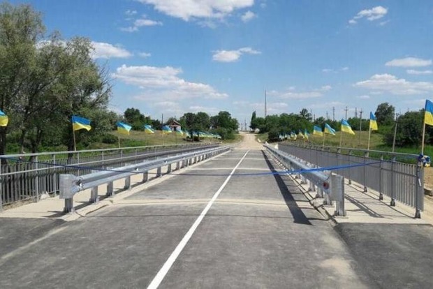 В Троицком восстановили мост