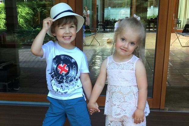Алла Пугачева показала 4-летних Лизу и Гарри во время занятия спортом