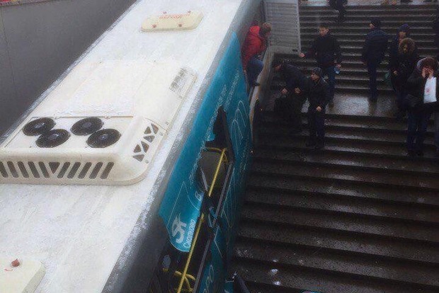 Кровавое месиво: автобус влетел в подземный переход, раздавив людей в Москве