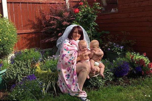 Мать близнецов из Ирландии потроллила фотосессию Бейонсе с младенцами