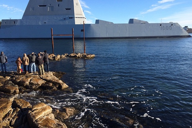Американский эсминец USS Zumwalt сломался в Панамском канале