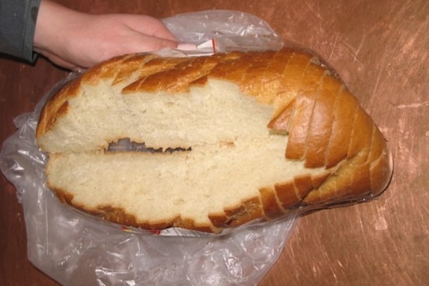 В Полтавской области зэкам пытались передать пять телефонов в хлебе