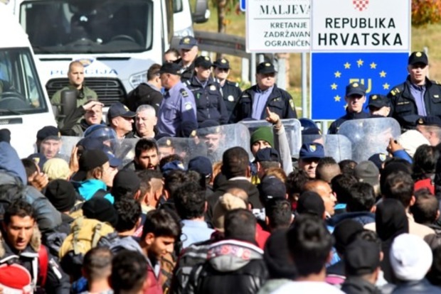 На границе Австрии собралась 20-тысячная толпа вооруженных мигрантов 