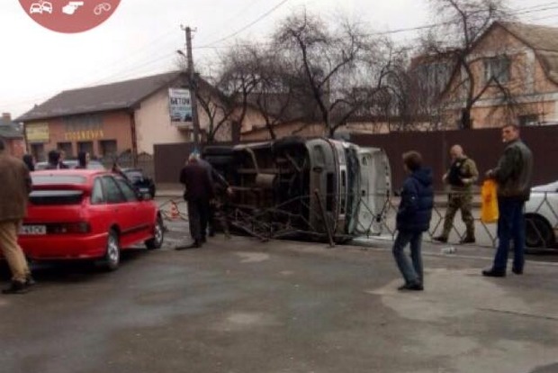На Борщаговке в Киеве при столкновении с Ford перевернулась маршрутка