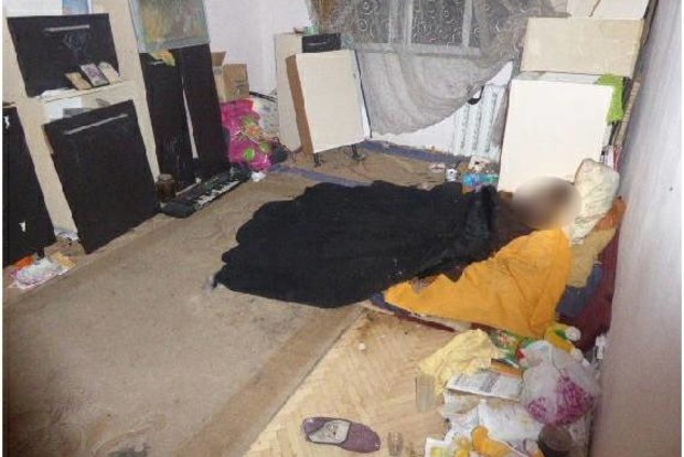 Киянка з 9-річною донькою місяць жила у квартирі з трупом матері