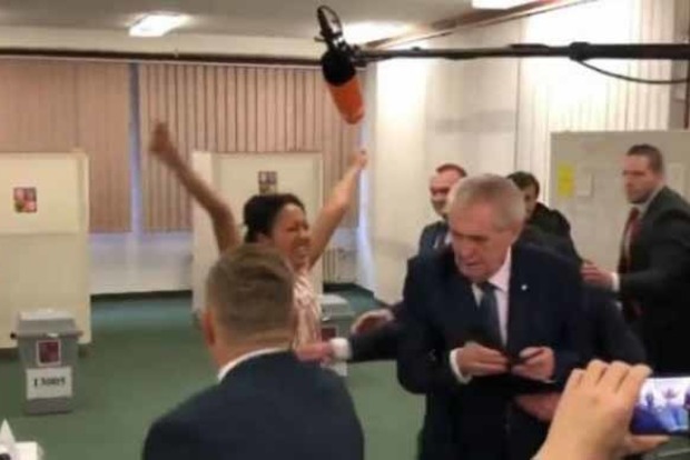 Напавшая на президента Чехии голая Femen назвалась журналисткой УП