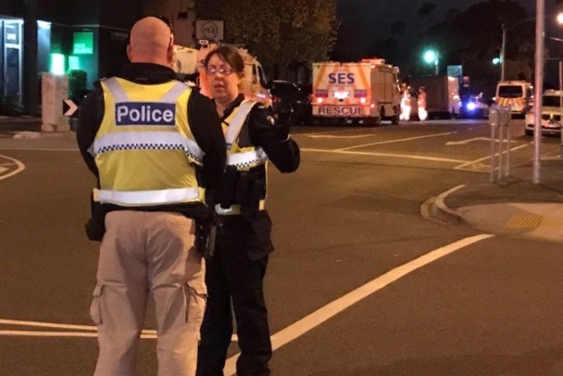 В Мельбурне неизвестный застрелил мужчину и взял в заложники женщину