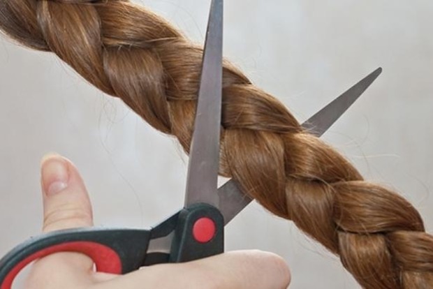В Конотопе завуч в воспитательных целях обрезала косу школьнице