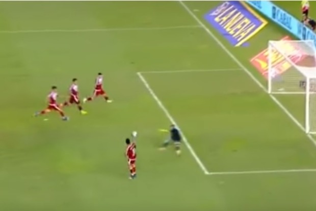 Аргентинский голкипер в невероятном прыжке поймал мяч после выхода на него четверых игроков